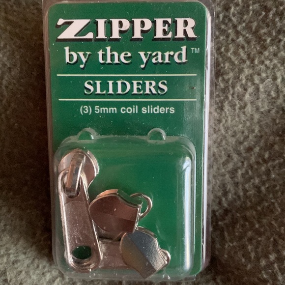 NIP. Lot of sewing appliqués, zipper sliders and overall buckles. - Picture 3 of 9